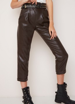 NIKKIE Elise high rise tapered fit broek van imitatieleer