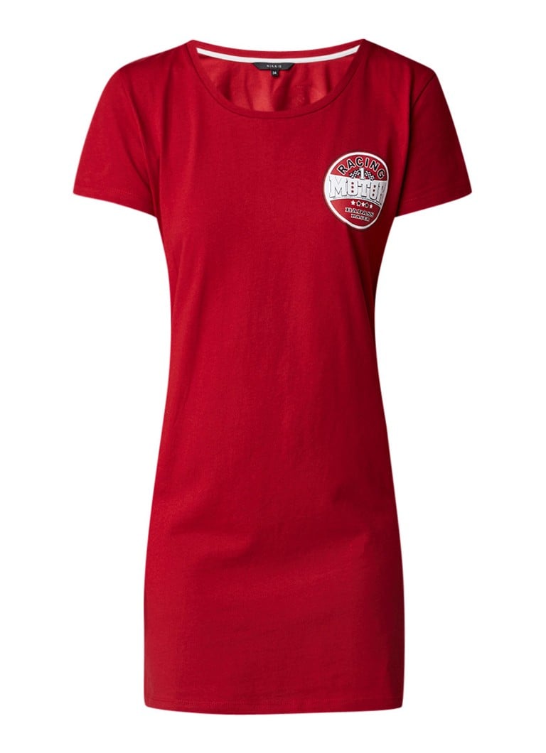 NIKKIE Britt Fox T-shirtjurk met tekstopdruk donkerrood