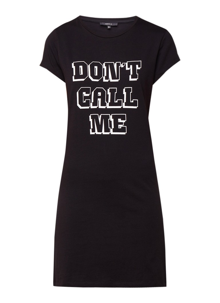 NIKKIE Don't Call Me T-shirt jurk met tekst zwart