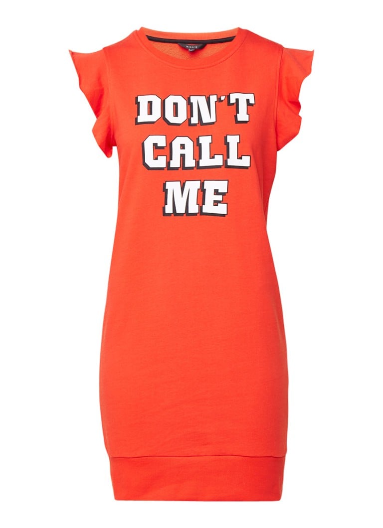 NIKKIE Don't Call Me sweaterjurk met tekstopdruk koraalrood