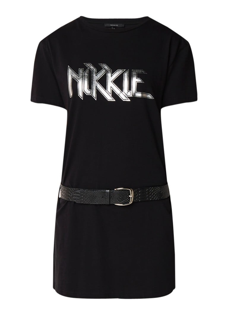 NIKKIE Nikkie T-shirt jurk met metallic logoprint en ceintuur zwart