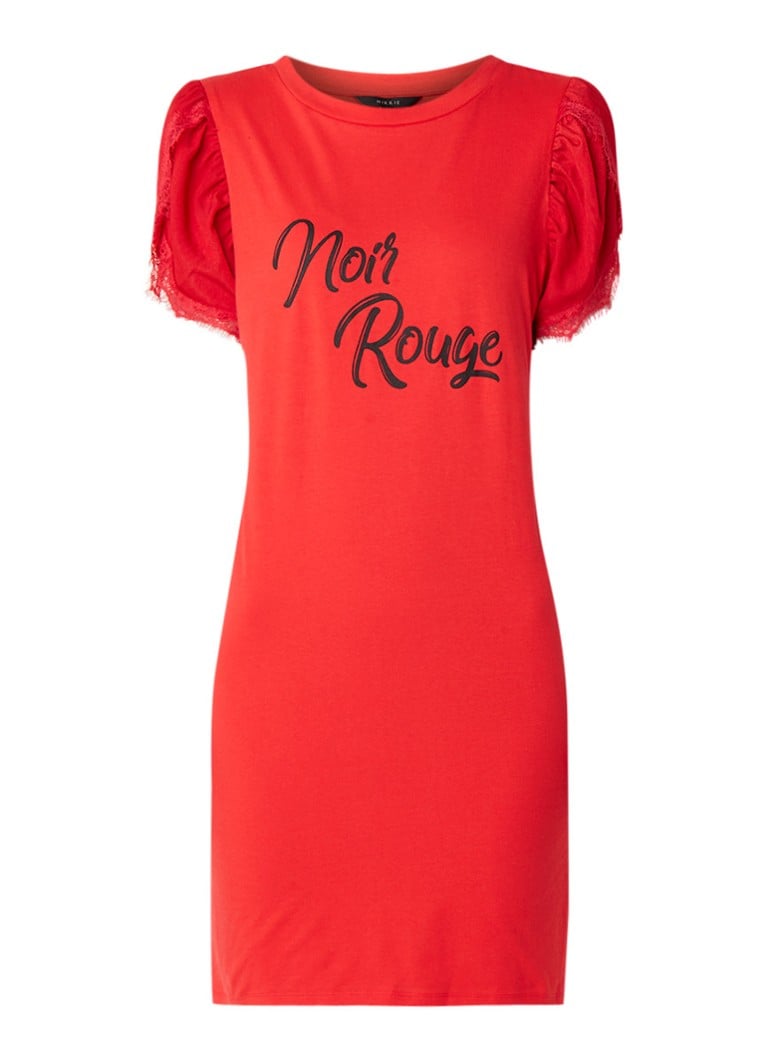 NIKKIE Noir Rouge T-shirt jurk met tekstopdruk en kant rood