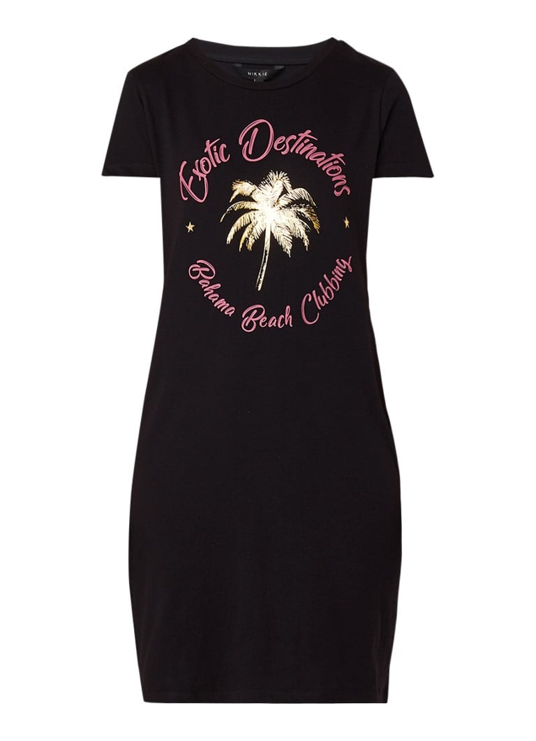 NIKKIE Exotic Destination T-shirt jurk met opdruk zwart