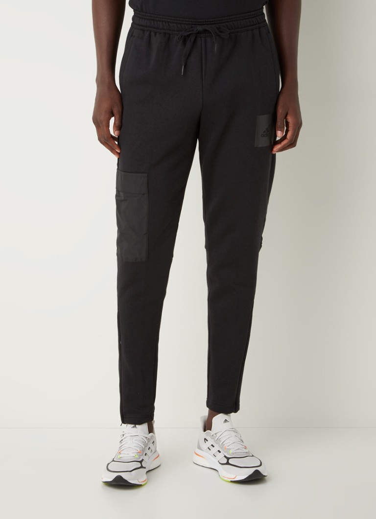adidas - Tapered fit joggingbroek met steekzakken en logo - Zwart
