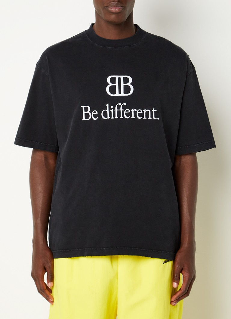 Balenciaga - Be Different oversized T-shirt met logoborduring - Zwart