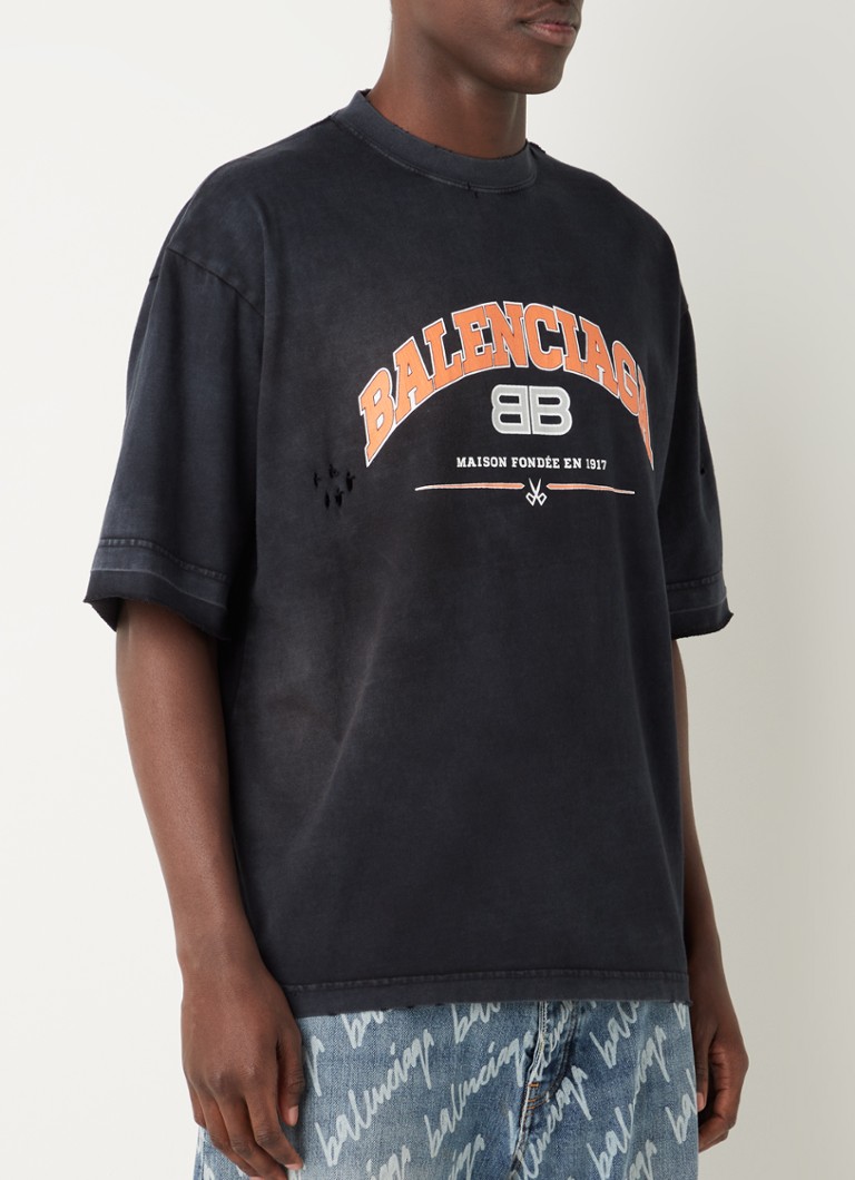 Balenciaga Maison T-shirt met logoprint en ripped details • Zwart •