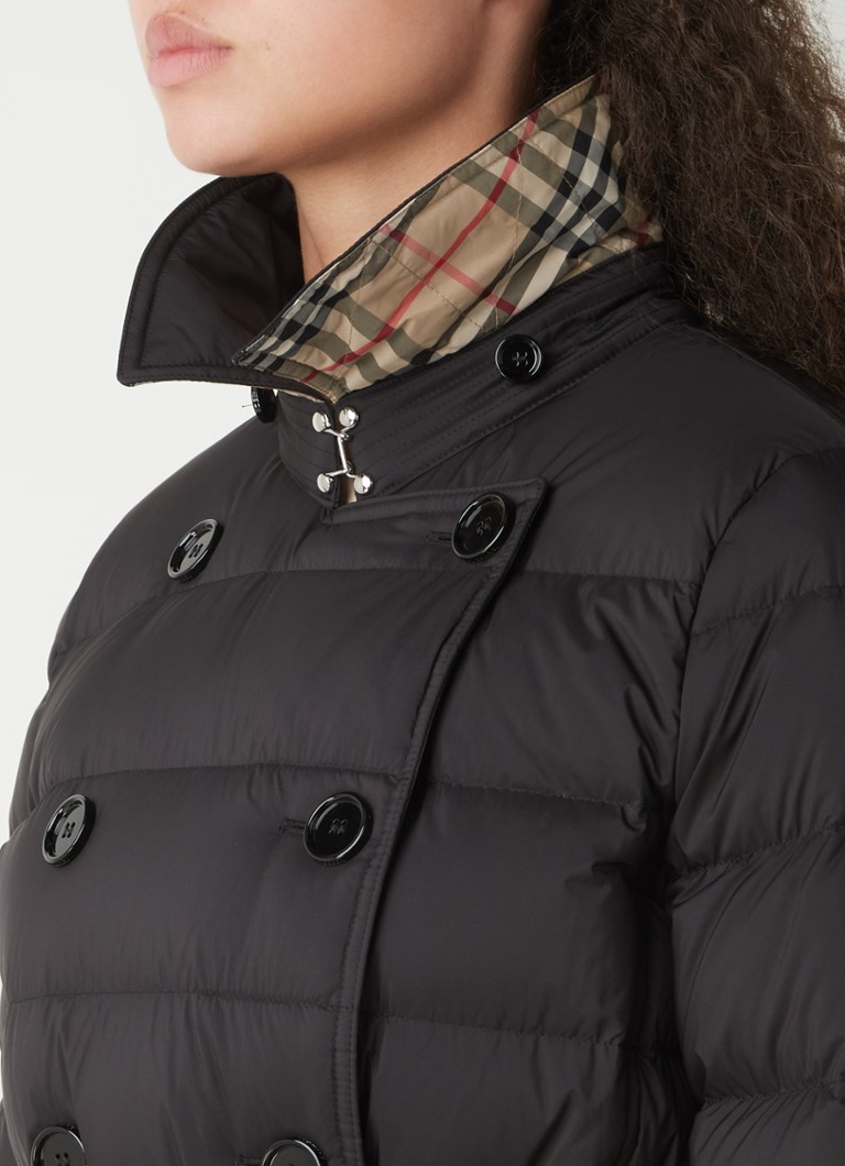 mat hamer beroemd BURBERRY Arniston double-breasted gewatteerde jas met donsvulling en afneembare capuchon • Zwart • de Bijenkorf mat hamer beroemd BURBERRY Arniston double-breasted gewatteerde jas met donsvulling en afneembare capuchon • Zwart • de Bijenkorf