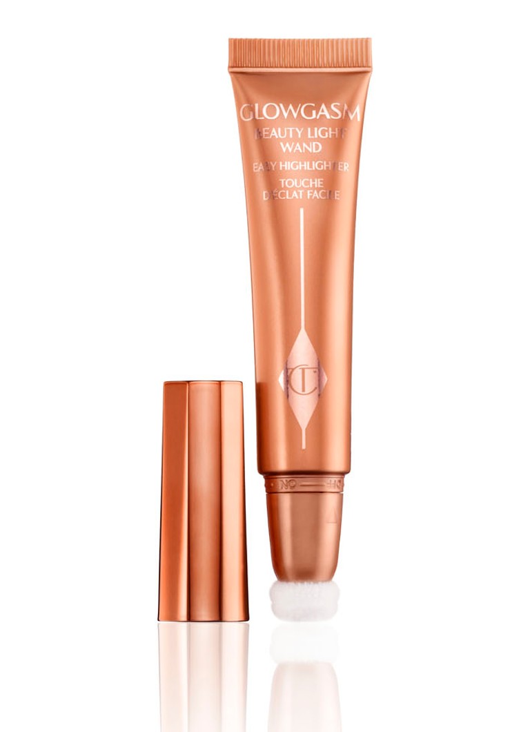 Charlotte Tilbury Glowgasm Beauty Light Wand - liquid highlighter •  PEACHGASM • de Bijenkorf bijenkorf charlotte tilbury