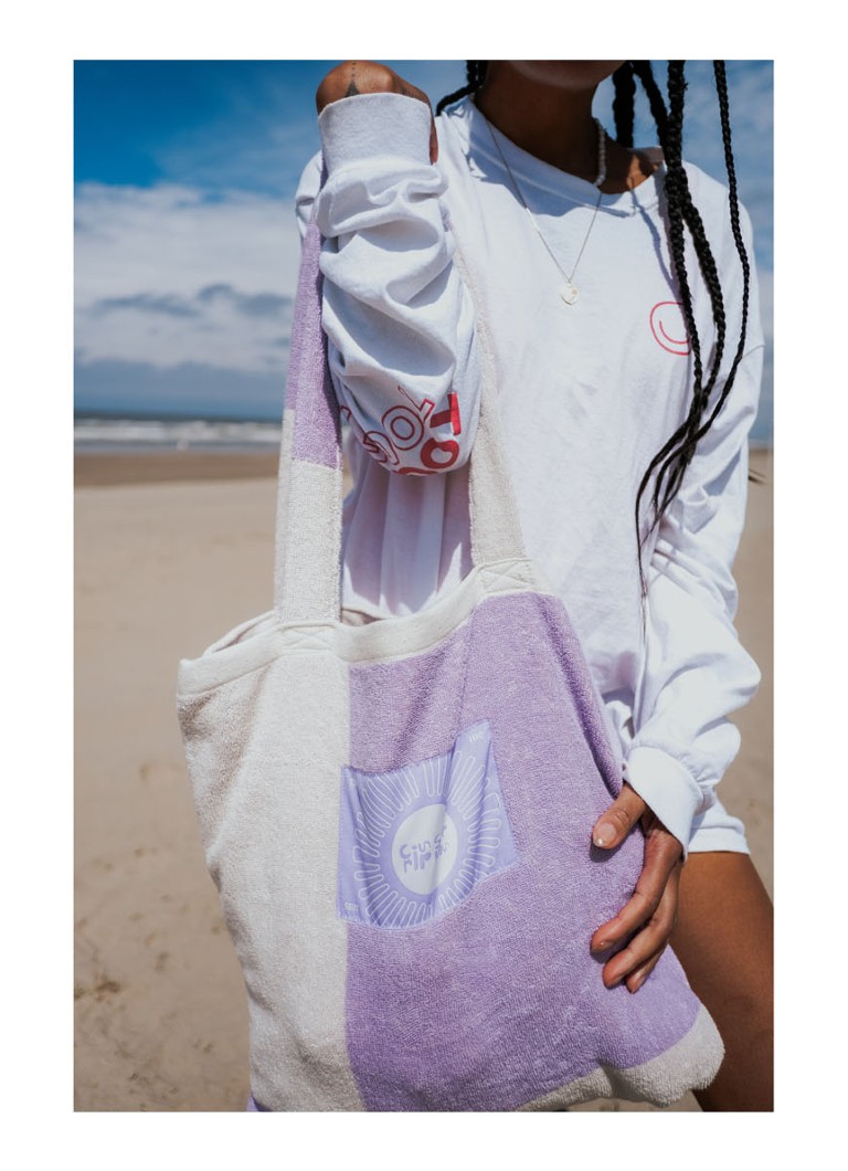 Crisp Sheets - Beach Towel Bag 2-in-1 strandtas met strandlaken 100 x 200 cm - Lila