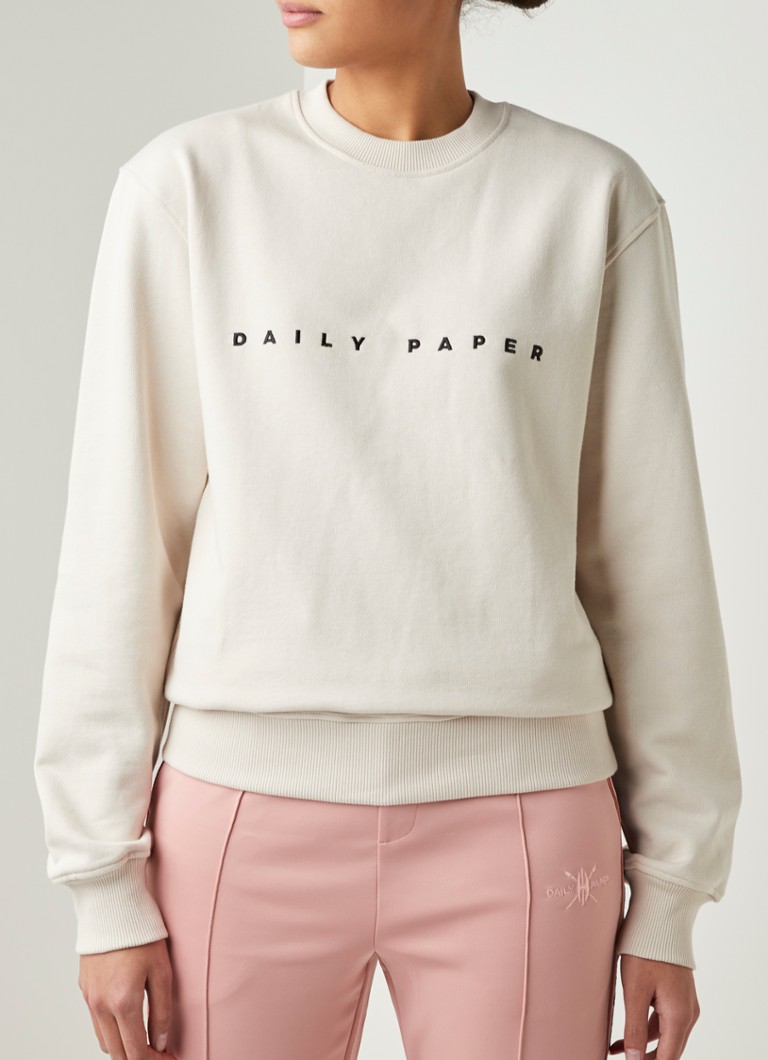 bagageruimte peper Betsy Trotwood Daily Paper Esalias sweater met logoborduring • Beige • de Bijenkorf