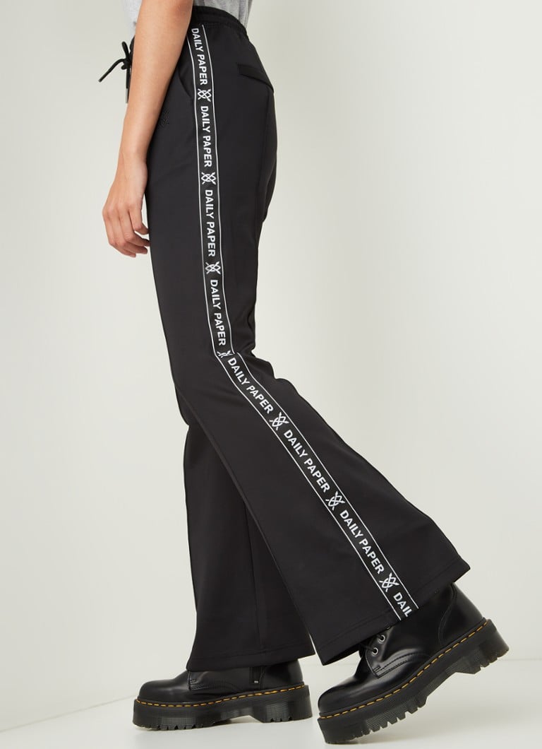 Vermindering Haven Gedachte Daily Paper Etape high waist flared fit trackpants met logo • Zwart • de Bijenkorf Vermindering Haven Gedachte Daily Paper Etape high waist flared fit trackpants met logo • Zwart • de Bijenkorf