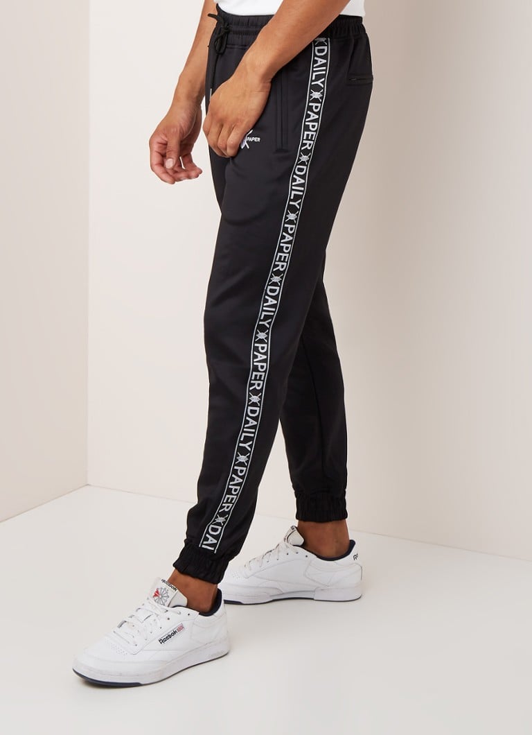 daily-paper-track-pants-met-logotape-zwart-de-bijenkorf