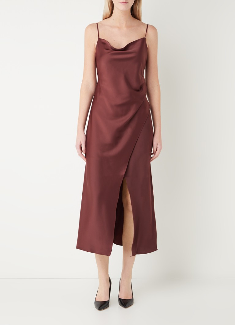 Forever New Chantelle maxi jurk van satijn met split • Bordeauxrood • de  Bijenkorf