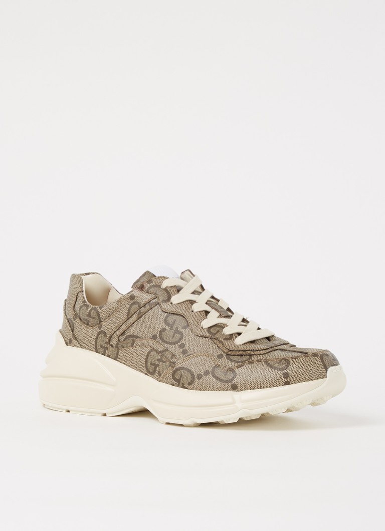 achtergrond Ontmoedigen vraag naar Gucci Rhyton 100 sneaker van canvas met logoprint • Lichtbruin • de  Bijenkorf