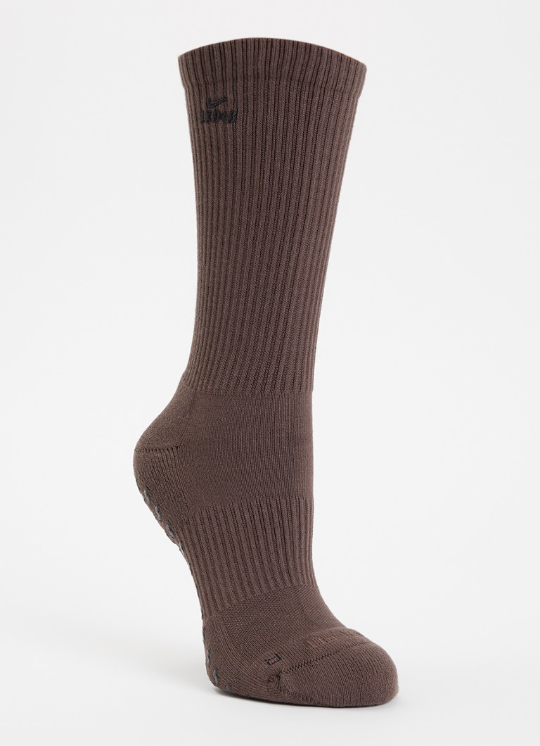 NikeSKIMS Dames Pilates Grip sportsokken in katoenblend met logoborduring in de kleur Donkerbruin, maat: S
