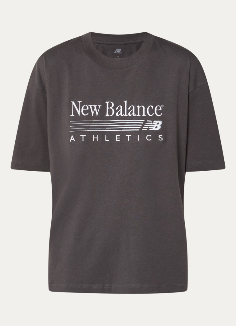 New Balance Dames Trackside oversized T-shirt met logoborduring in de kleur Antraciet, maat: XS