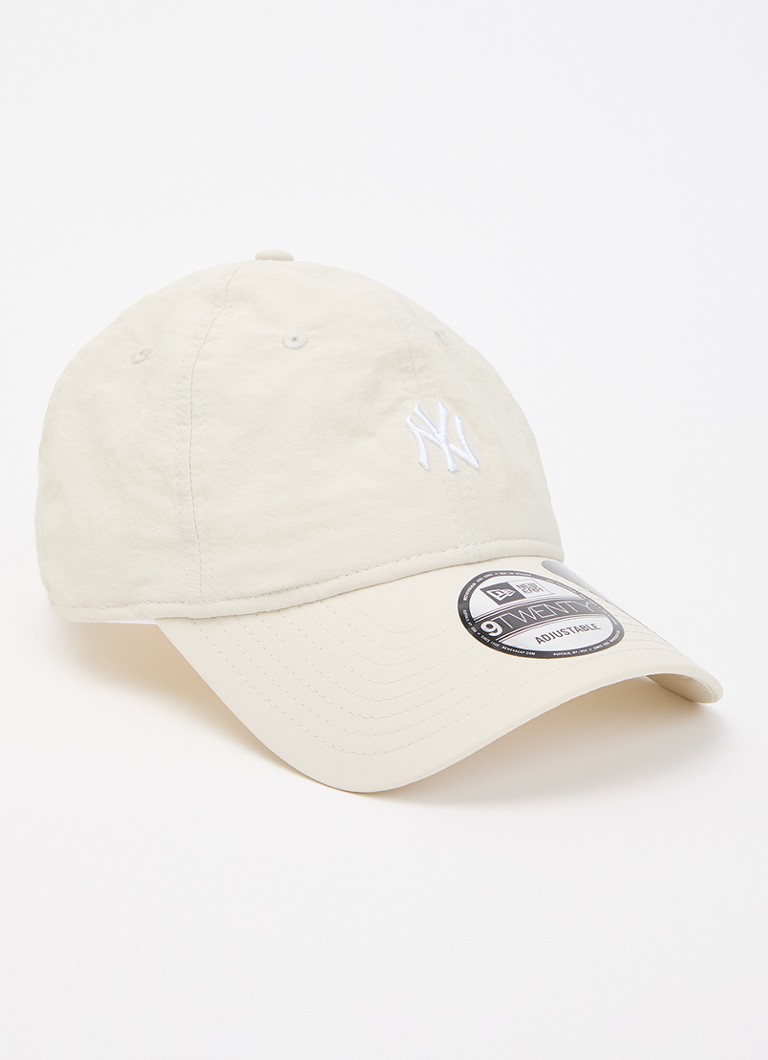 New Era Dames 9Twenty pet met logoborduring in de kleur Beige, maat: OS