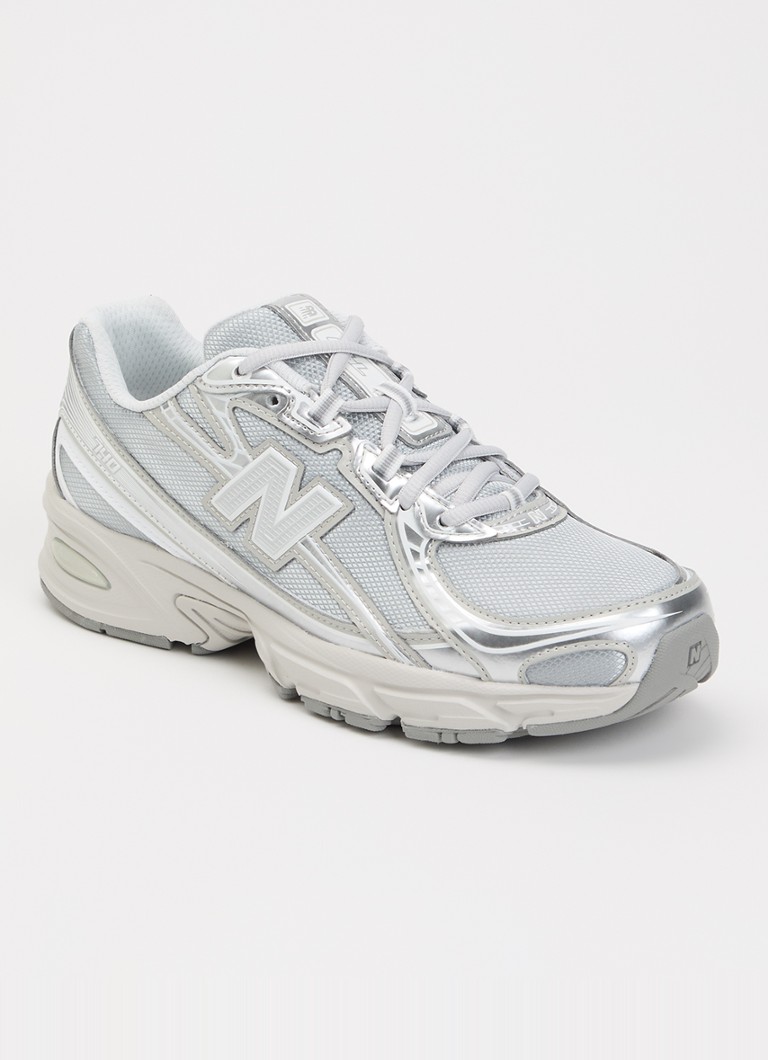 New Balance Dames 740 sneaker met metallic finish en logo in de kleur Zilver, maat: 40