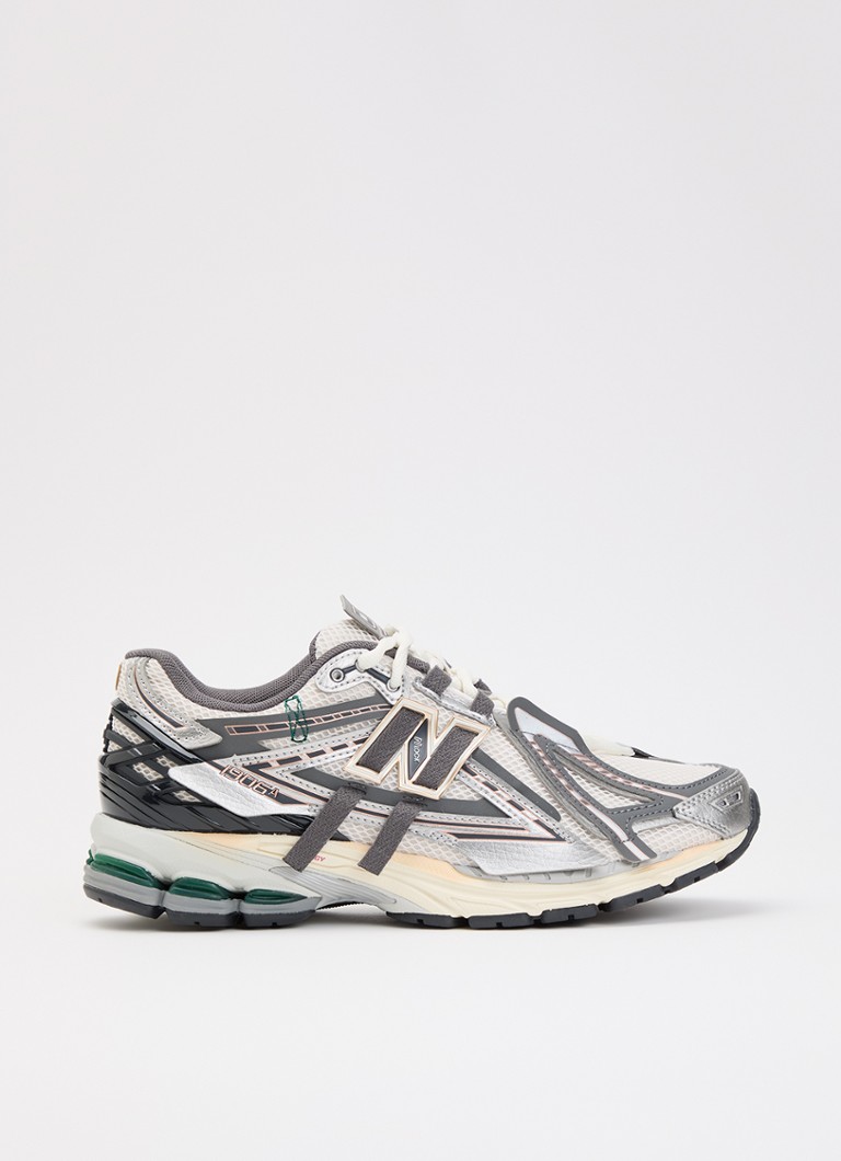 New Balance Dames 1906A sneaker met metallic details in de kleur Zilver, maat: 40