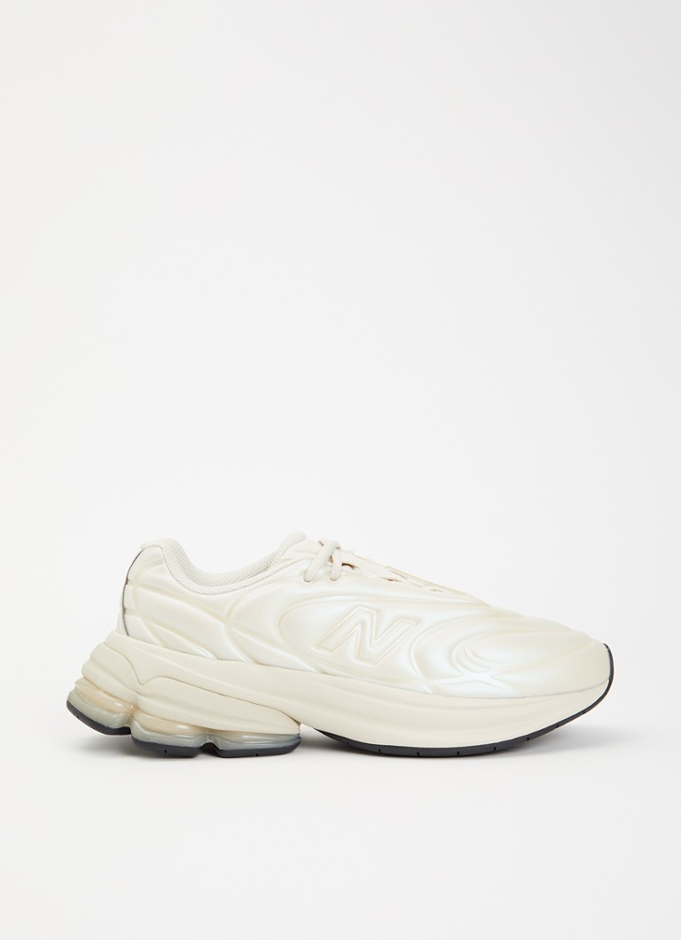 New Balance Dames 5030 sneaker met metallic finish in de kleur Beige, maat: 41,5