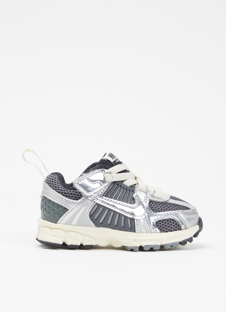 Nike Jongens Vomero 5 sneaker met metallic details in de kleur Zilver, maat: 18.5