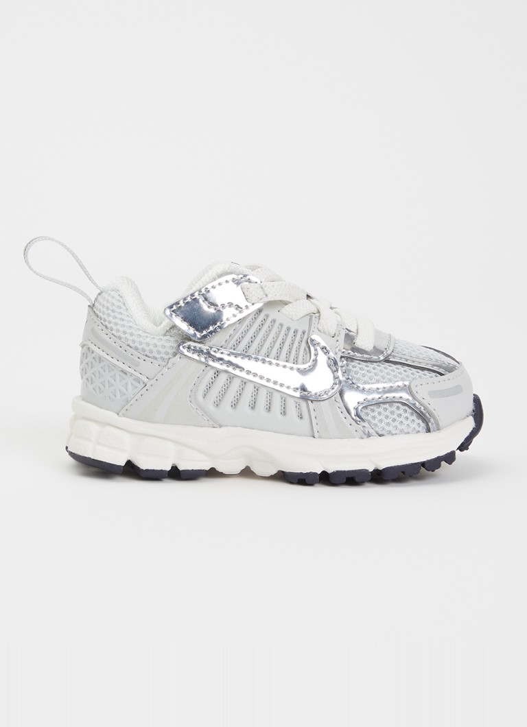 Nike Meisjes Vomero 5 sneaker van mesh met metallic details in de kleur Zilver, maat: 35,5