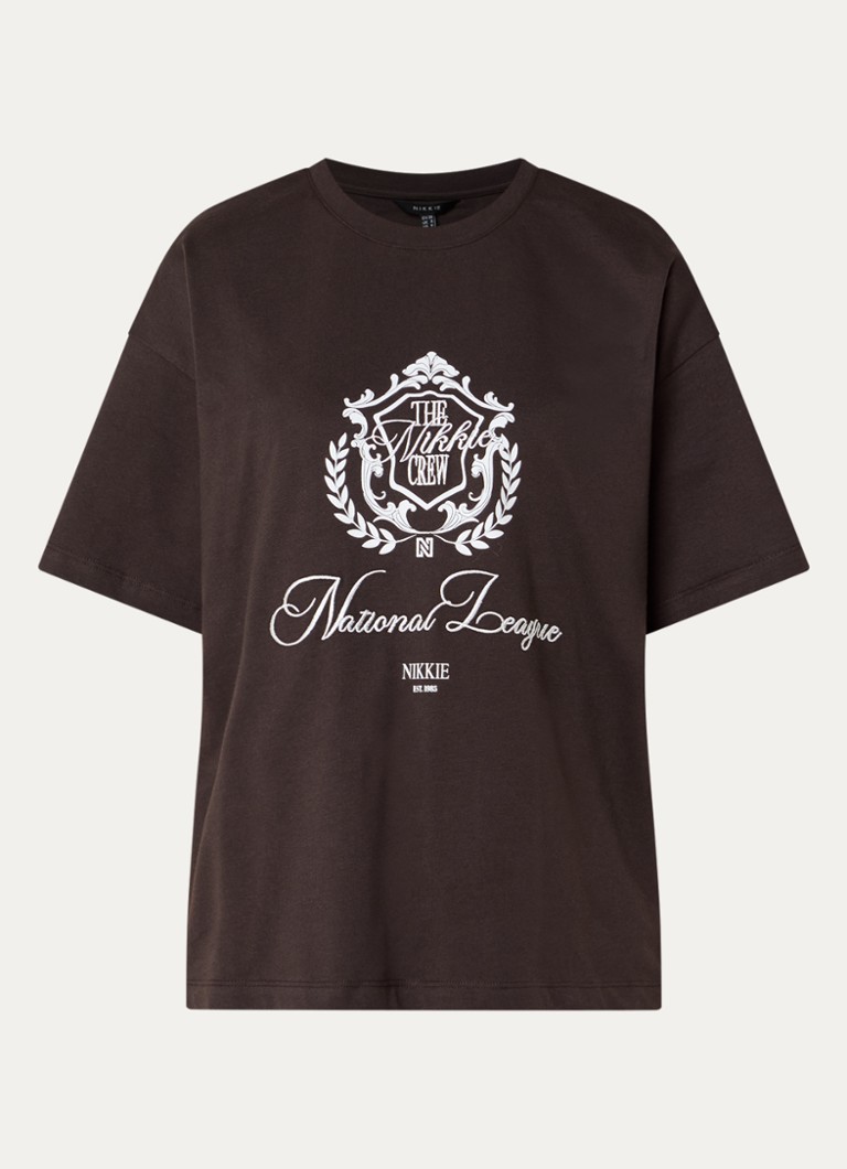 NIKKIE Dames College T-shirt met logoborduring en -print in de kleur Chocoladebruin