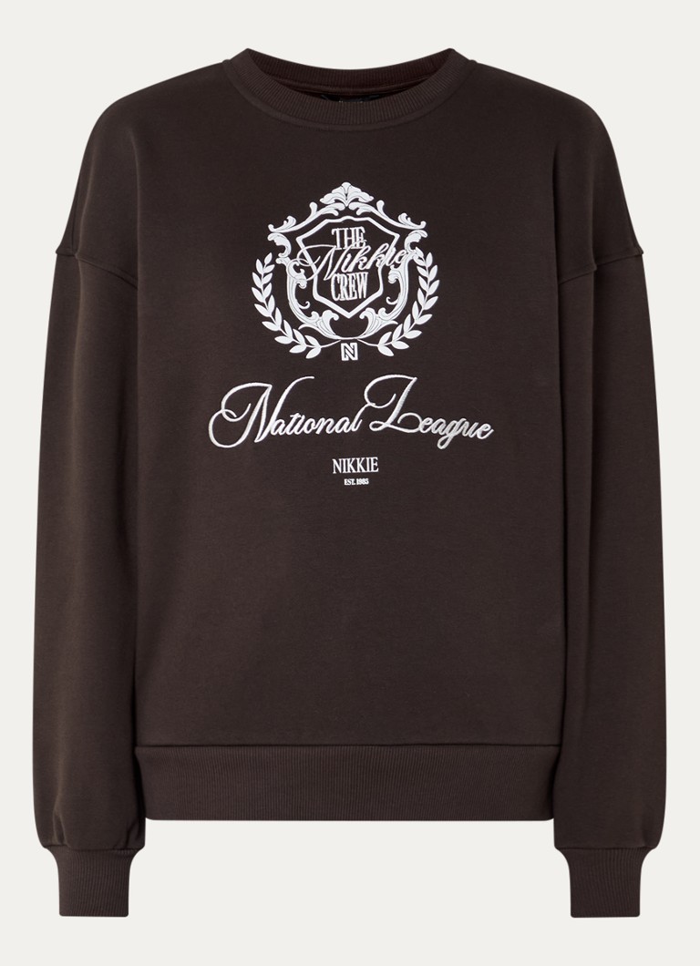 NIKKIE Dames College sweater met logoborduring en -print in de kleur Chocoladebruin