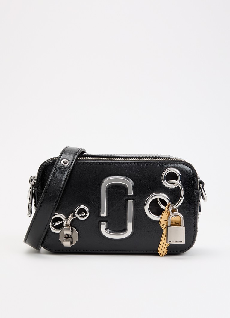 Marc Jacobs Dames The Grommet Charm Snapshot crossbodytas van lakleer in de kleur Zwart, maat: 1SZ