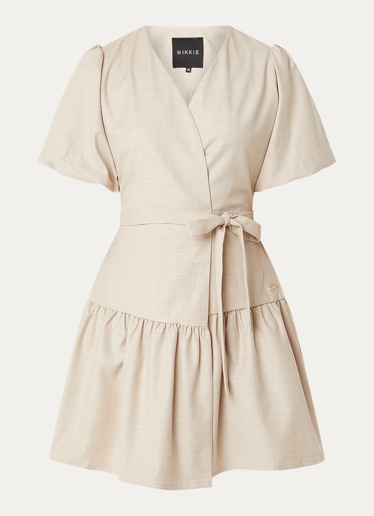 NIKKIE Dames Quito mini wikkeljurk met ballonmouw in de kleur Beige