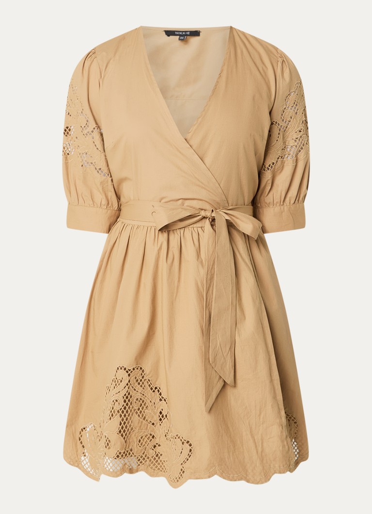 NIKKIE Dames Rabano mini wikkeljurk met broderie in de kleur Camel