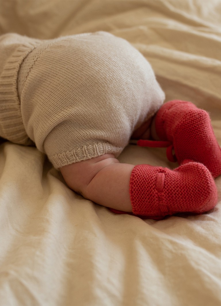 Hvid Meisjes Babyslofjes van merino wol in de kleur Donkerroze, maat: 0-9M