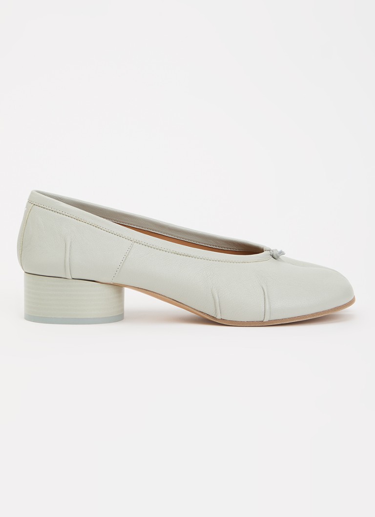 Maison Margiela Dames Tabi pump van lamsleer in de kleur Lichtgrijs, maat: 41