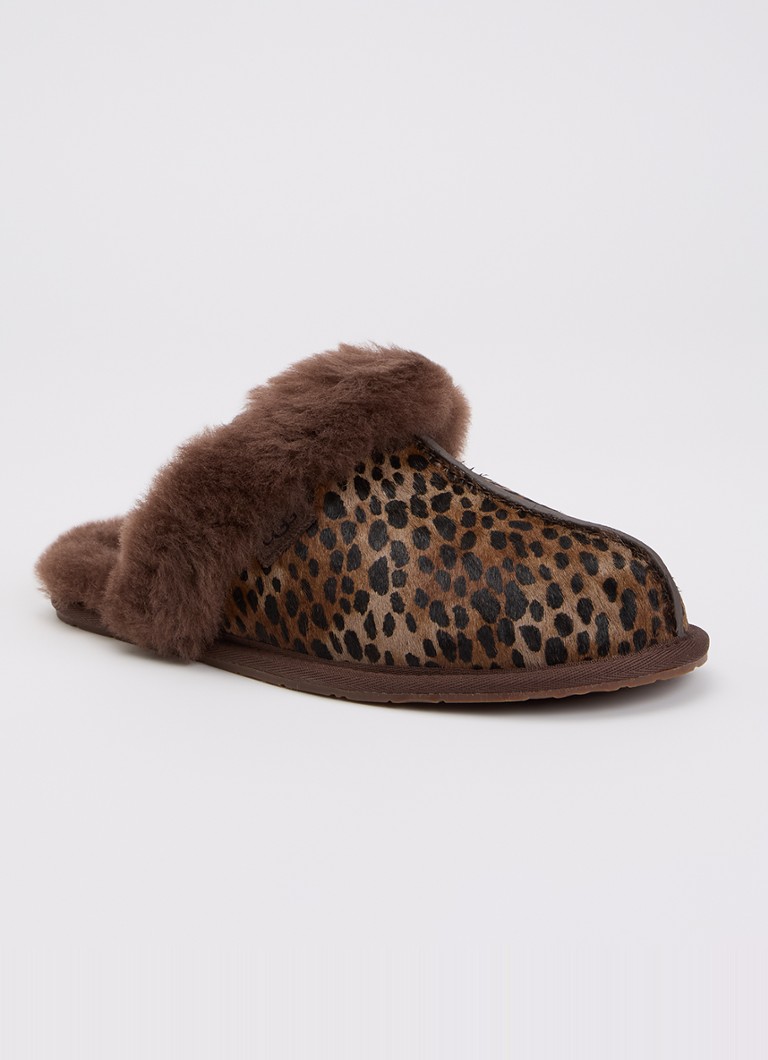 UGG Dames Scuffette Caspian pantoffel van kalfsvacht met panterprint in de kleur Donkerbruin, maat: 37