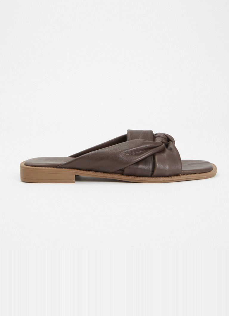 Sofie Schnoor Dames Dagmarsw slipper van leer met knoopdetail in de kleur Hazelnootbruin