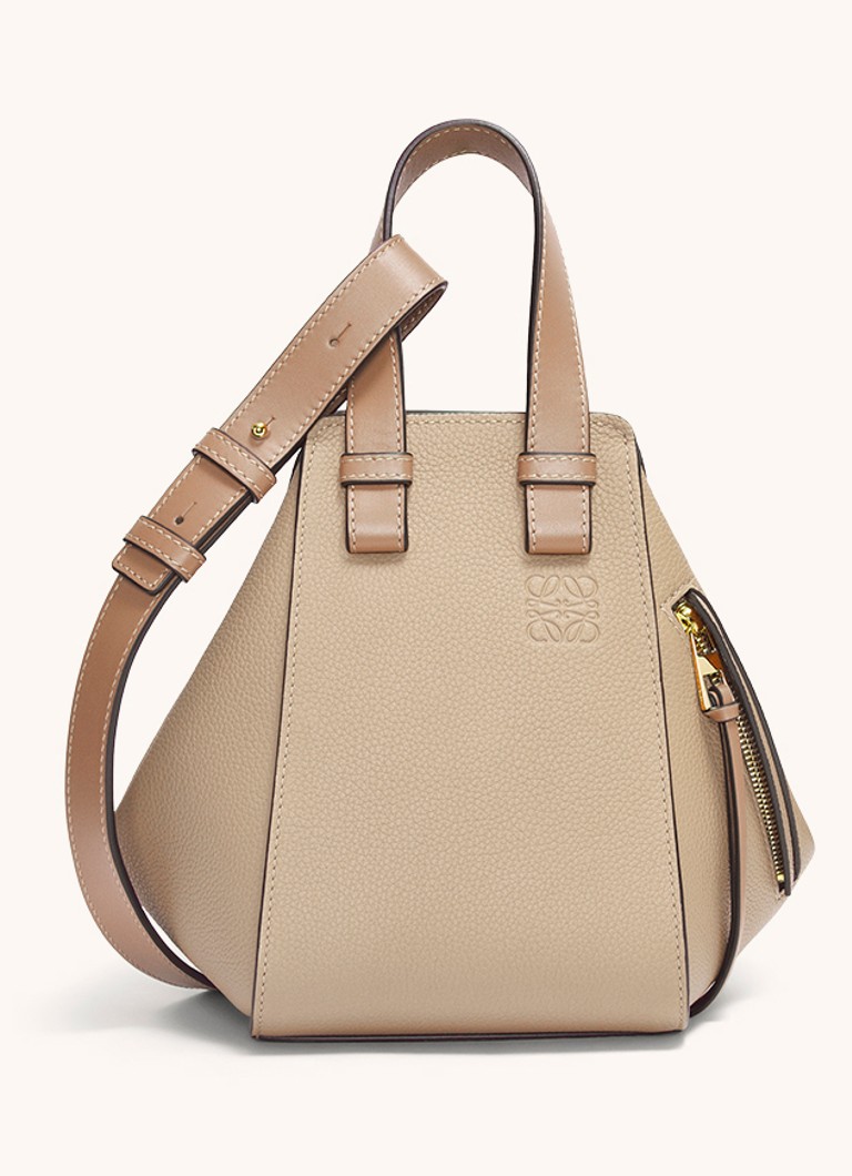 LOEWE Dames Compact Hammock handtas van kalfsleer in de kleur Zand