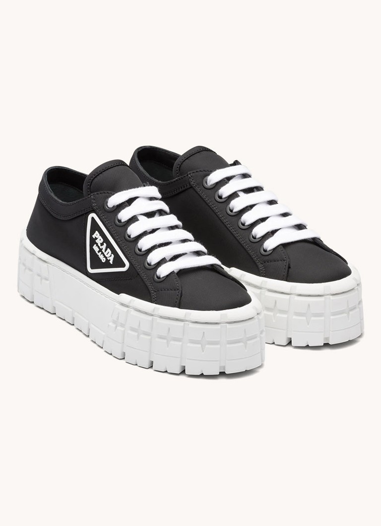 Prada Dames Re-Nylon Double Wheel sneaker met logo en plateauzool in de kleur Zwart