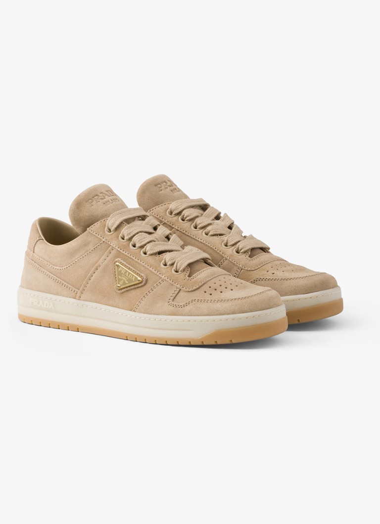 Prada Dames Downtown sneaker van suède met logo in de kleur Beige