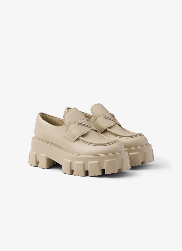 Prada Dames Monolith loafer van leer met plateauzool in de kleur Beige
