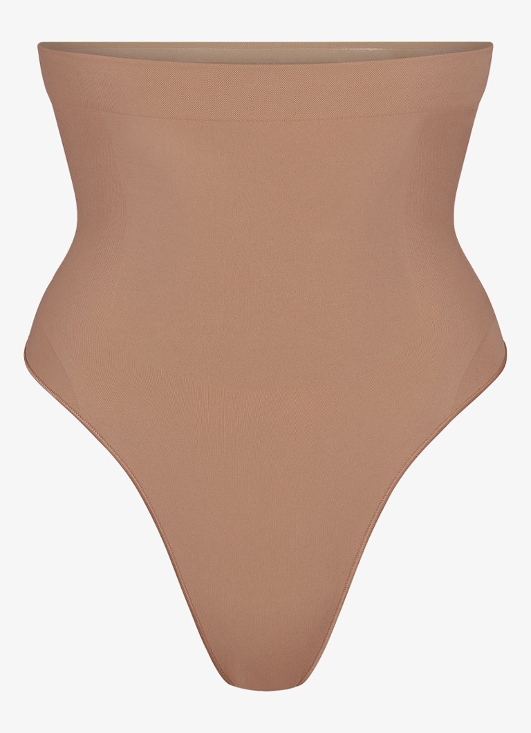 SKIMS Dames Seamless Sculpt high waisted corrigerende string in de kleur Lichtbruin, maat: 4XL