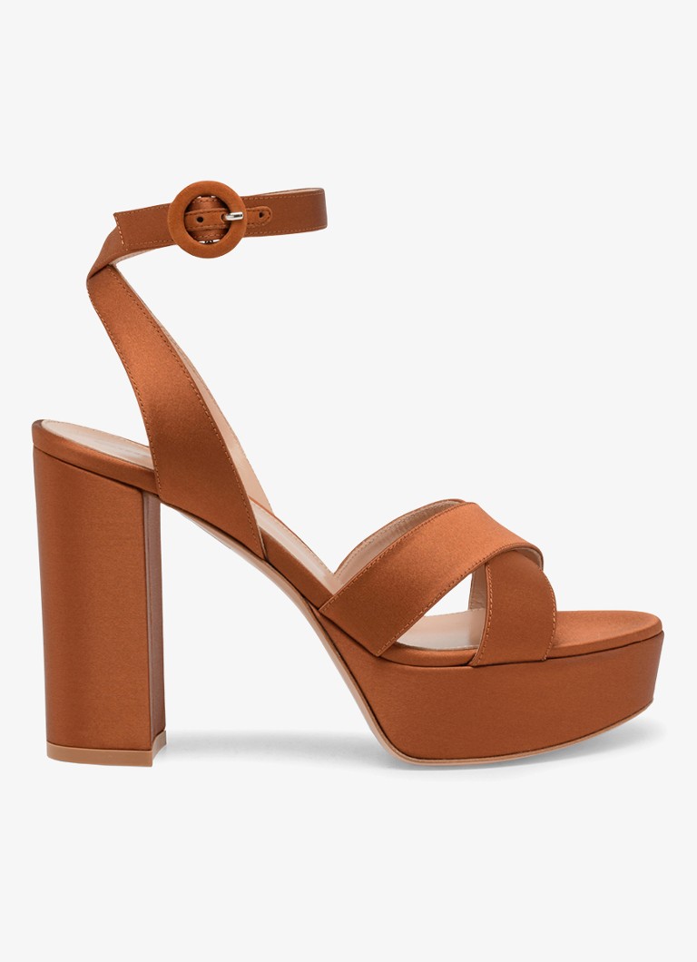 Gianvito Rossi Dames Sabrina sandalette van satijn in de kleur Cognac