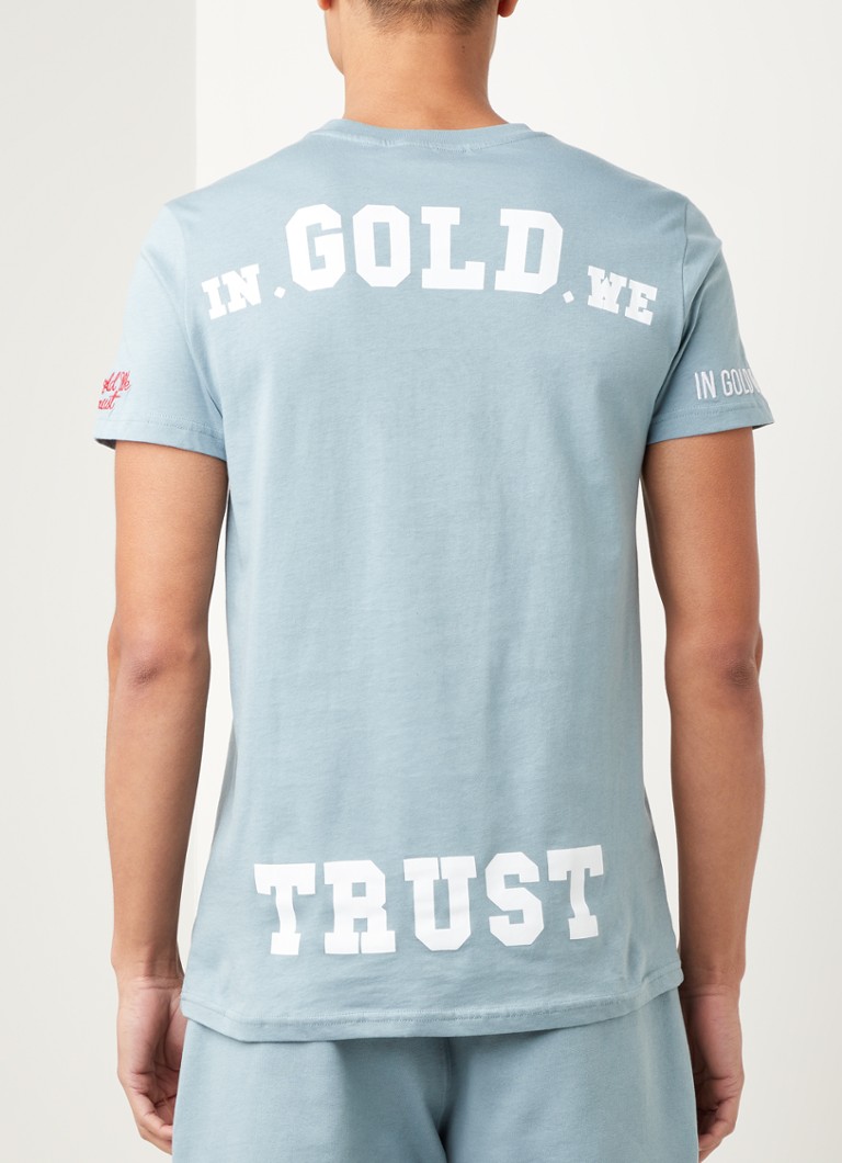 voertuig aardbeving Moederland In Gold We Trust T-shirt met logoborduring • Lichtblauw • de Bijenkorf voertuig aardbeving Moederland In Gold We Trust T-shirt met logoborduring • Lichtblauw • de Bijenkorf