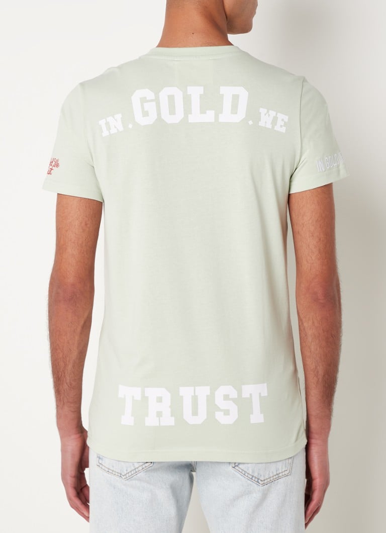 In Gold We Trust - The Pusha T-shirt van biologisch katoen met backprint  - Lindegroen