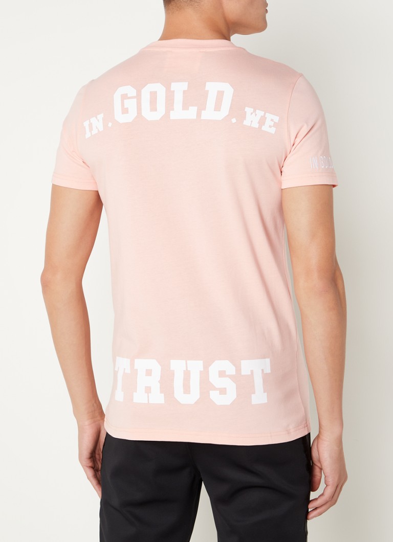 In Gold We Trust - The Pusha T-shirt van biologisch katoen met logo- en backprint  - Zalmroze