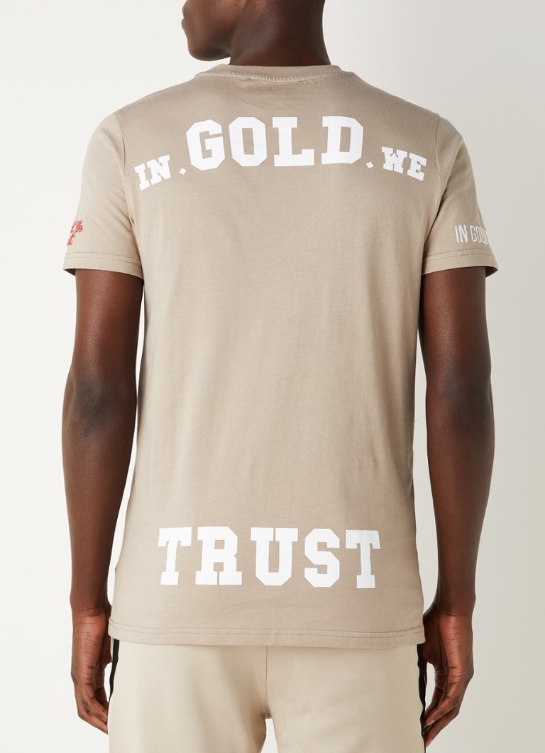 In Gold We Trust - The Pusha T-shirt van biologisch katoen met logo- en backprint - Camel