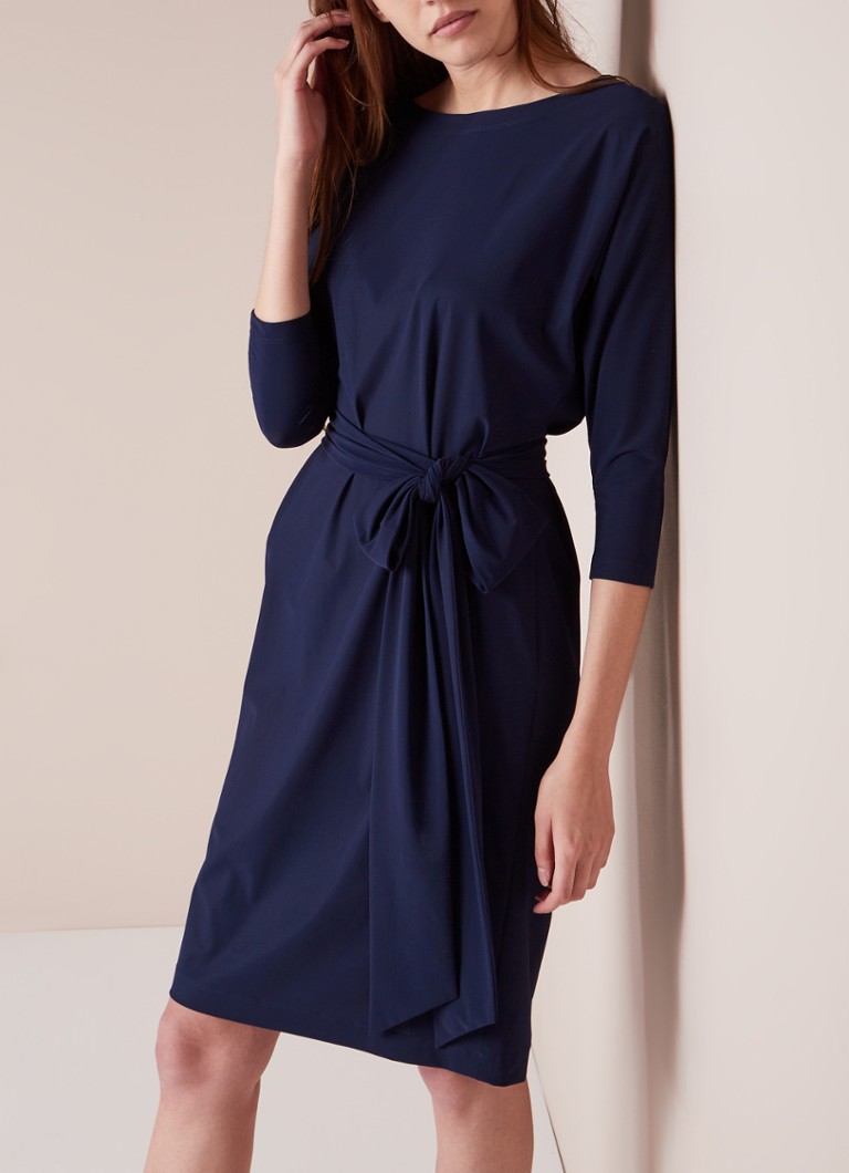 LaDress Caroline midi jurk met strikceintuur • Donkerblauw • de Bijenkorf