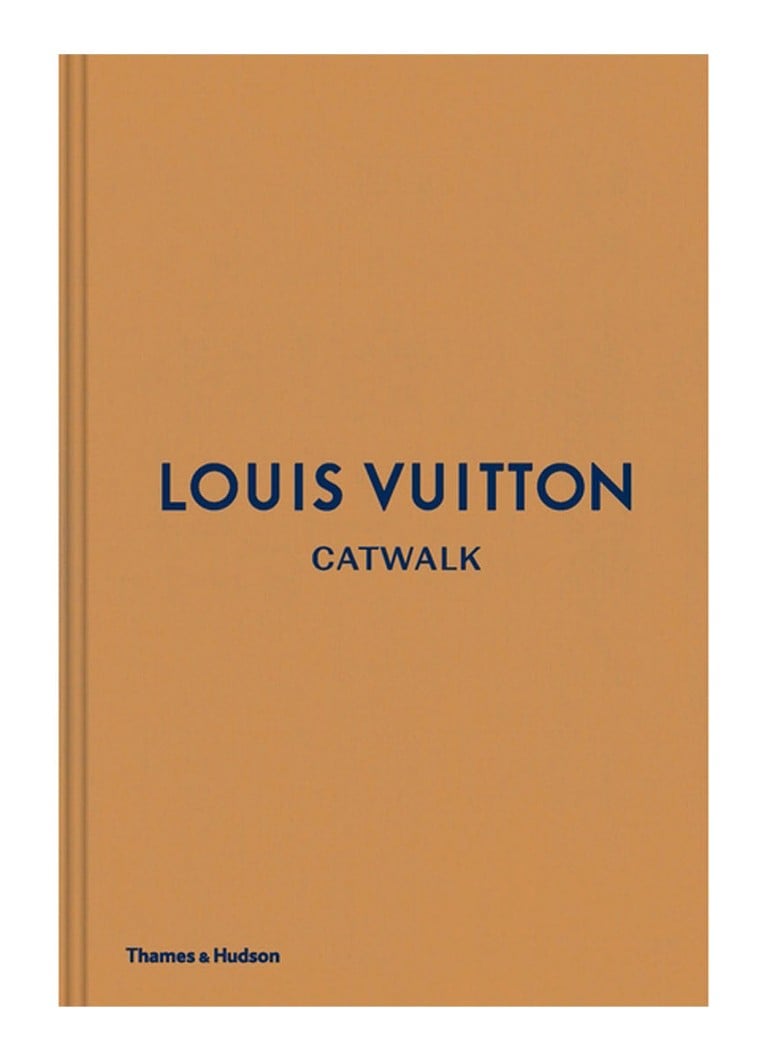 undefined - LOUIS VUITTON CATWALK - The Complete Fashion Collections - Oranje