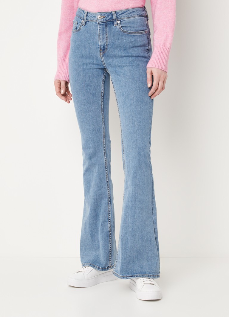 Mango Flare mid waist flared fit jeans met lichte wassing • Indigo • de