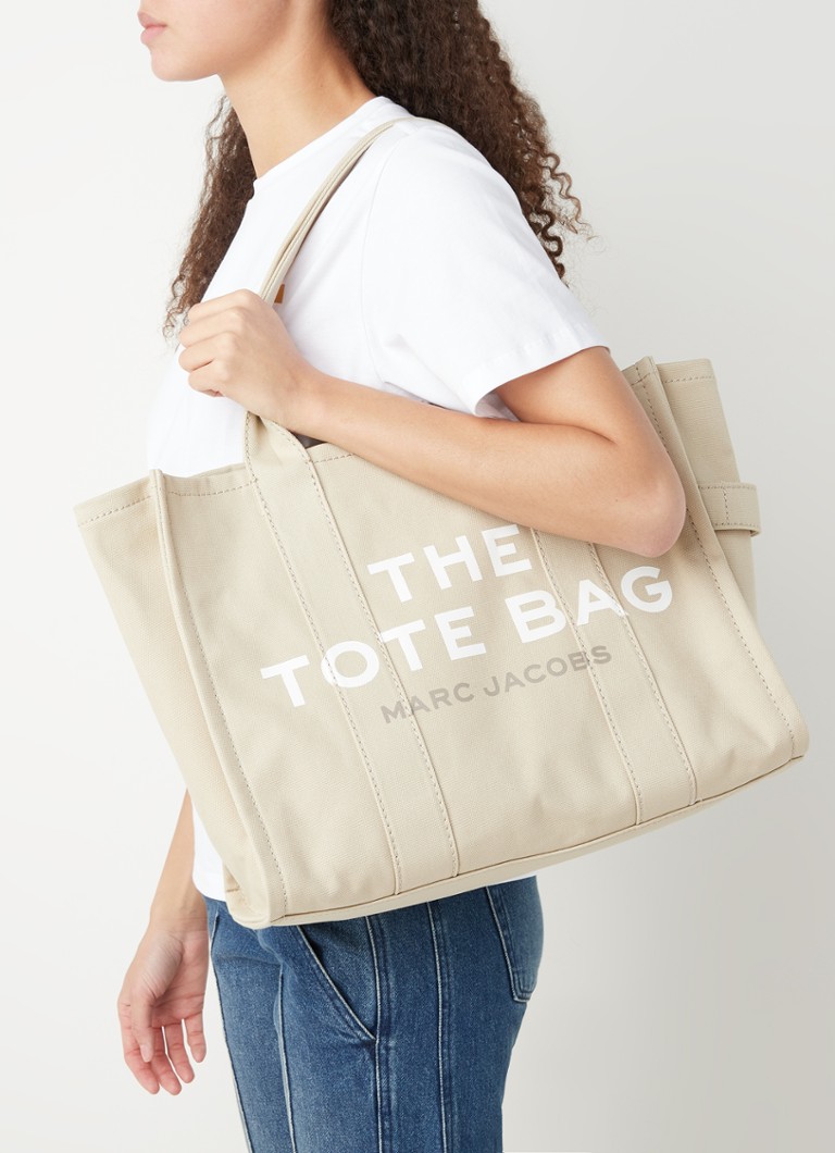 Gooey tekst plug Marc Jacobs The Large Tote shopper van canvas met logoprint • Beige • de  Bijenkorf