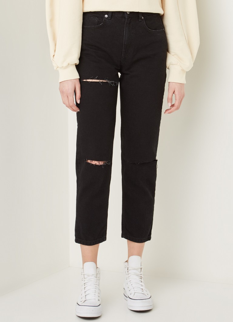 NA-KD - High waist tapered mom jeans met ripped details - Zwart